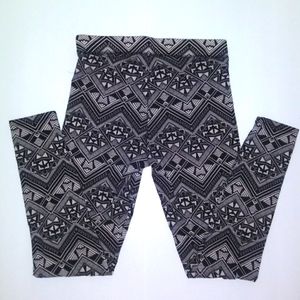 Pink Victoria Secret Black Gray Geometic Print Leggings SZ Medium